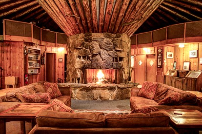 Unique, Spacious Log Cabin Rental near Bitterroot National Forest in Montana - Hamilton, Montana - glamping.directory