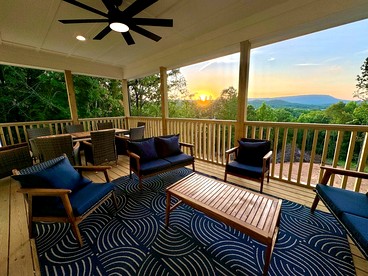 Modern Secluded Cabin with Hot Tub and Mountain Views in Fairview, Georgia - Fairview, Georgia - glamping.directory
