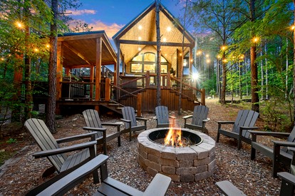 Luxurious Vacation Home with Two-Story Fireplace and Gourmet Kitchen near Broken Bow, Oklahoma - Broken Bow, Oklahoma - glamping.directory