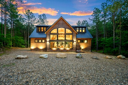 Luxurious Vacation Home with Two-Story Fireplace and Gourmet Kitchen near Broken Bow, Oklahoma - glamping.directory