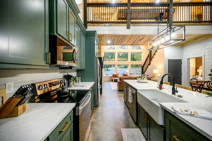 Luxurious Vacation Home with Two-Story Fireplace and Gourmet Kitchen near Broken Bow, Oklahoma - Broken Bow, Oklahoma - glamping.directory