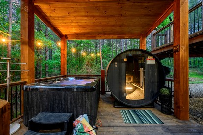 Luxurious Vacation Home with Two-Story Fireplace and Gourmet Kitchen near Broken Bow, Oklahoma - Broken Bow, Oklahoma - glamping.directory
