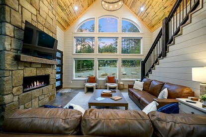 Luxurious Vacation Home with Two-Story Fireplace and Gourmet Kitchen near Broken Bow, Oklahoma - Broken Bow, Oklahoma - glamping.directory