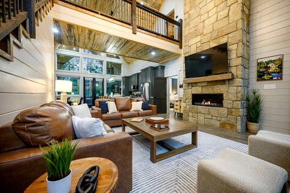 Luxurious Vacation Home with Two-Story Fireplace and Gourmet Kitchen near Broken Bow, Oklahoma - Broken Bow, Oklahoma - glamping.directory