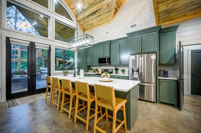 Luxurious Vacation Home with Two-Story Fireplace and Gourmet Kitchen near Broken Bow, Oklahoma - Broken Bow, Oklahoma - glamping.directory