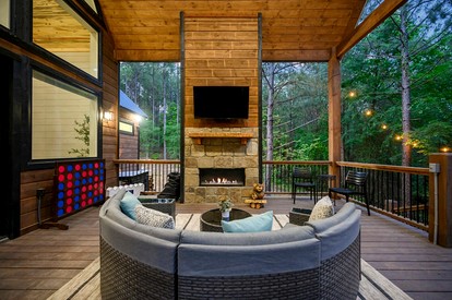 Luxurious Vacation Home with Two-Story Fireplace and Gourmet Kitchen near Broken Bow, Oklahoma - Broken Bow, Oklahoma - glamping.directory