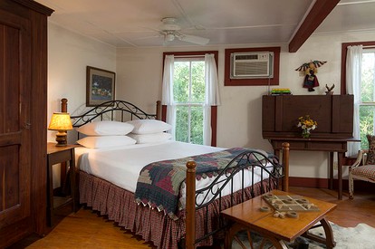 Secluded Cabin Rental with Jacuzzi for Romantic Weekend Getaway near Austin, Texas - Cat Spring, Texas - glamping.directory