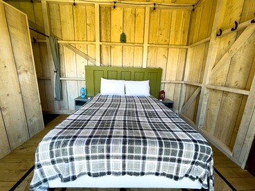 Pet-Friendly Glamping Cabin with Panoramic Views near Nantahala National Forest - Bryson City, North Carolina - glamping.directory