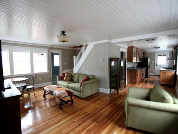 Lakefront Cottage Rental on Lily Lake in the Pocono Mountains of Pennsylvania - Wapwallopen, Pennsylvania - glamping.directory