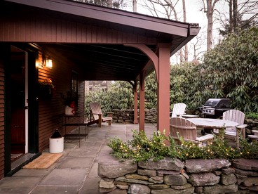 Lakefront Cottage Rental on Lily Lake in the Pocono Mountains of Pennsylvania - Wapwallopen, Pennsylvania - glamping.directory