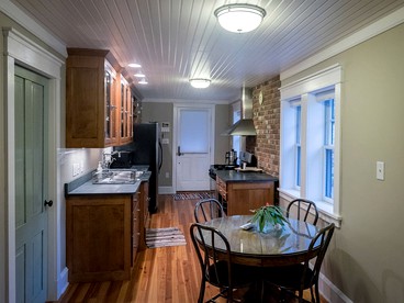 Lakefront Cottage Rental on Lily Lake in the Pocono Mountains of Pennsylvania - Wapwallopen, Pennsylvania - glamping.directory