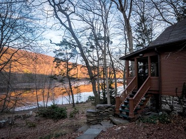 Lakefront Cottage Rental on Lily Lake in the Pocono Mountains of Pennsylvania - Wapwallopen, Pennsylvania - glamping.directory