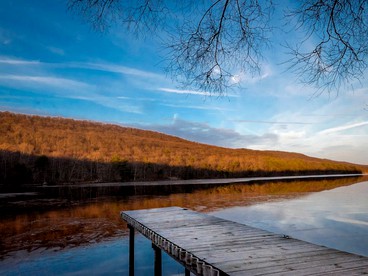 Lakefront Cottage Rental on Lily Lake in the Pocono Mountains of Pennsylvania - Wapwallopen, Pennsylvania - glamping.directory