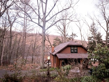 Lakefront Cottage Rental on Lily Lake in the Pocono Mountains of Pennsylvania - glamping.directory