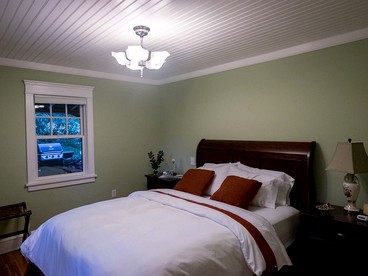 Lakefront Cottage Rental on Lily Lake in the Pocono Mountains of Pennsylvania - Wapwallopen, Pennsylvania - glamping.directory
