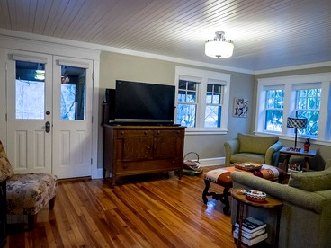 Lakefront Cottage Rental on Lily Lake in the Pocono Mountains of Pennsylvania - Wapwallopen, Pennsylvania - glamping.directory