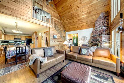 Inviting and Cozy Log Cabin with Hot Tub and Fire Pit near the Historic Downtown Berkeley Springs, West Virginia - Berkeley Springs , West Virginia - glamping.directory