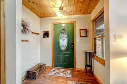 Inviting and Cozy Log Cabin with Hot Tub and Fire Pit near the Historic Downtown Berkeley Springs, West Virginia - Berkeley Springs , West Virginia - glamping.directory