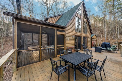 Inviting and Cozy Log Cabin with Hot Tub and Fire Pit near the Historic Downtown Berkeley Springs, West Virginia - Berkeley Springs , West Virginia - glamping.directory