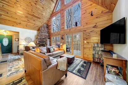 Inviting and Cozy Log Cabin with Hot Tub and Fire Pit near the Historic Downtown Berkeley Springs, West Virginia - Berkeley Springs , West Virginia - glamping.directory