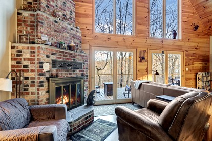 Inviting and Cozy Log Cabin with Hot Tub and Fire Pit near the Historic Downtown Berkeley Springs, West Virginia - Berkeley Springs , West Virginia - glamping.directory