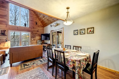 Inviting and Cozy Log Cabin with Hot Tub and Fire Pit near the Historic Downtown Berkeley Springs, West Virginia - Berkeley Springs , West Virginia - glamping.directory