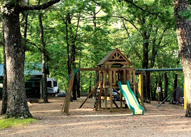 Small Glamping Cabin with Pool Access in the Ozark Mountains near Marvel Cave - Branson, Missouri - glamping.directory