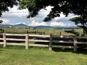 Charming Two-Bedroom Cottage Rental in a Quiet Countryside Setting near the Appalachian Trail, Burke´s Garden, Virginia - Tazewell, Virginia - glamping.directory
