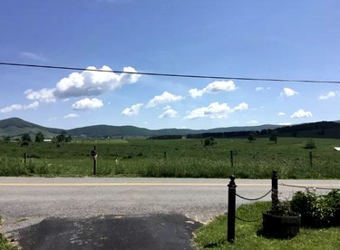 Charming Two-Bedroom Cottage Rental in a Quiet Countryside Setting near the Appalachian Trail, Burke´s Garden, Virginia - Tazewell, Virginia - glamping.directory