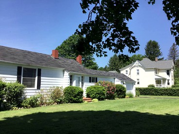 Charming Two-Bedroom Cottage Rental in a Quiet Countryside Setting near the Appalachian Trail, Burke´s Garden, Virginia - Tazewell, Virginia - glamping.directory