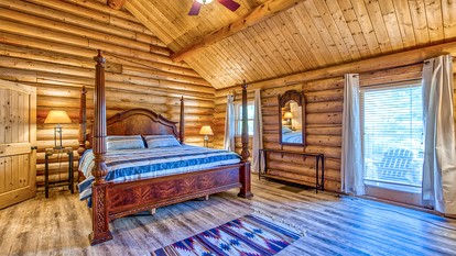Luxury Log Cabin with Movie Room & Firepit near Sylva, North Carolina - Sylva, North Carolina - glamping.directory