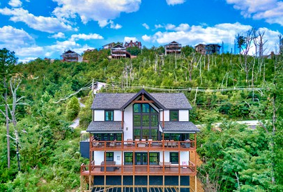Great Smoky Mountains National Park Luxury Glamping Lodge for Family and Friends - Gatlinburg, Tennessee - glamping.directory