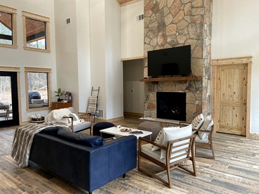 Spacious Log Cabin for Glamping Family Getaways in Broken Bow, Oklahoma - Broken Bow, Oklahoma - glamping.directory