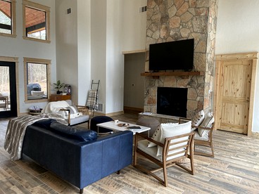 Spacious Log Cabin for Glamping Family Getaways in Broken Bow, Oklahoma - Broken Bow, Oklahoma - glamping.directory