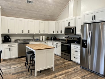 Spacious Log Cabin for Glamping Family Getaways in Broken Bow, Oklahoma - Broken Bow, Oklahoma - glamping.directory