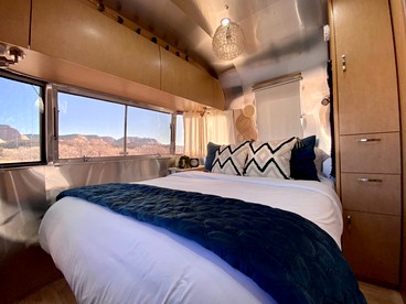 Spectacular Airstream with Fire Pit and Hot-tub in Orderville, Utah - Orderville, Utah - glamping.directory