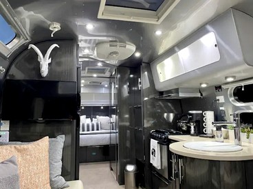 Spectacular Airstream with Fire Pit and Hot-tub in Orderville, Utah - Orderville, Utah - glamping.directory
