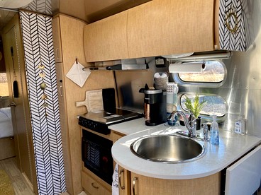 Spectacular Airstream with Fire Pit and Hot-tub in Orderville, Utah - Orderville, Utah - glamping.directory