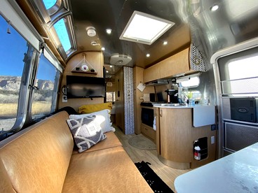 Spectacular Airstream with Fire Pit and Hot-tub in Orderville, Utah - Orderville, Utah - glamping.directory
