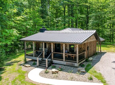 Serene Modern Cabin with Hot Tub Surrounded by Nature for a Romantic Escape near Madison, Ohio - Madison, Ohio - glamping.directory
