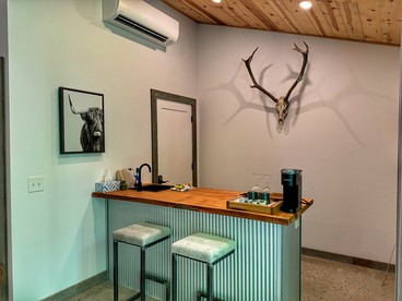 Serene Modern Cabin with Hot Tub Surrounded by Nature for a Romantic Escape near Madison, Ohio - Madison, Ohio - glamping.directory