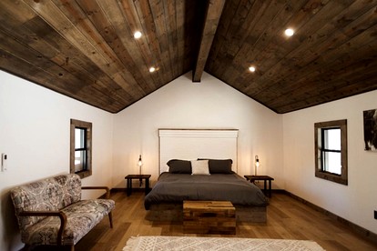 Serene Modern Cabin with Hot Tub Surrounded by Nature for a Romantic Escape near Madison, Ohio - Madison, Ohio - glamping.directory