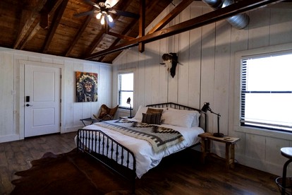 Serene Modern Cabin with Hot Tub Surrounded by Nature for a Romantic Escape near Madison, Ohio - Madison, Ohio - glamping.directory