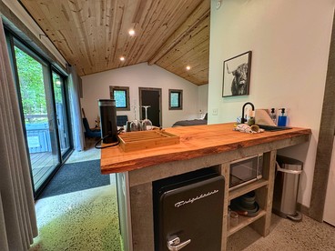 Serene Modern Cabin with Hot Tub Surrounded by Nature for a Romantic Escape near Madison, Ohio - Madison, Ohio - glamping.directory