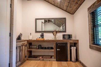 Serene Modern Cabin with Hot Tub Surrounded by Nature for a Romantic Escape near Madison, Ohio - Madison, Ohio - glamping.directory