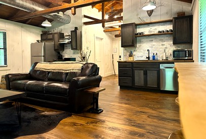Serene Modern Cabin with Hot Tub Surrounded by Nature for a Romantic Escape near Madison, Ohio - Madison, Ohio - glamping.directory