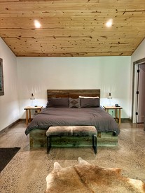 Serene Modern Cabin with Hot Tub Surrounded by Nature for a Romantic Escape near Madison, Ohio - Madison, Ohio - glamping.directory