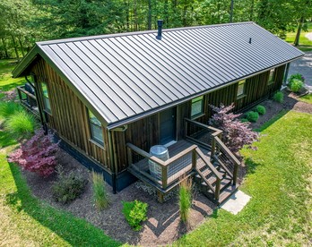 Serene Modern Cabin with Hot Tub Surrounded by Nature for a Romantic Escape near Madison, Ohio - Madison, Ohio - glamping.directory