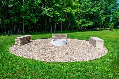 Serene Modern Cabin with Hot Tub Surrounded by Nature for a Romantic Escape near Madison, Ohio - Madison, Ohio - glamping.directory