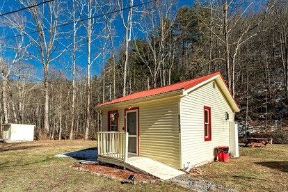 Quaint Cozy Cottage Perfect for a Peaceful Getaway in West Virginia - glamping.directory
